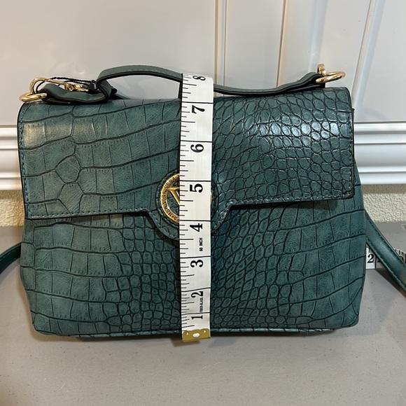 Vera New York Shoulder Bag - Picture 12 of 14